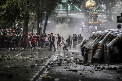 インドネシア、デモ激化で学生2人死亡 法改正案に反発