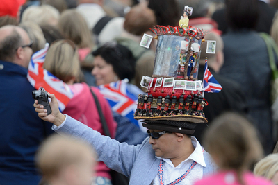 なごやかに華やかに、英女王の「公式誕生日」祝賀