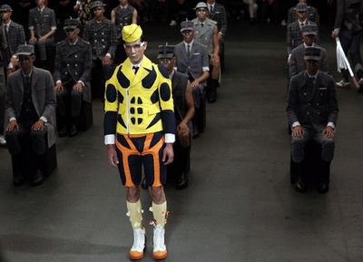 SFの世界観を表現、「トム・ブラウン」15年春夏メンズ