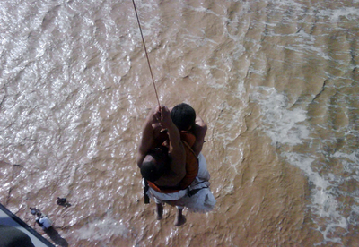 サウジの洪水犠牲者103人に、市当局に批判強まる