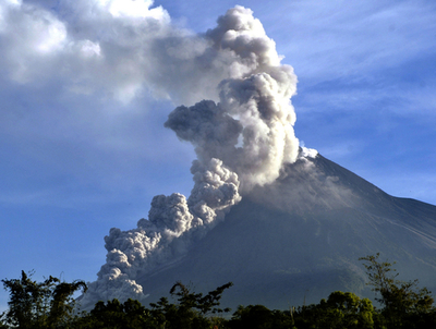 ジャワ島中部地震に触発？ ムラピ山噴火の危険性高まる - インドネシア