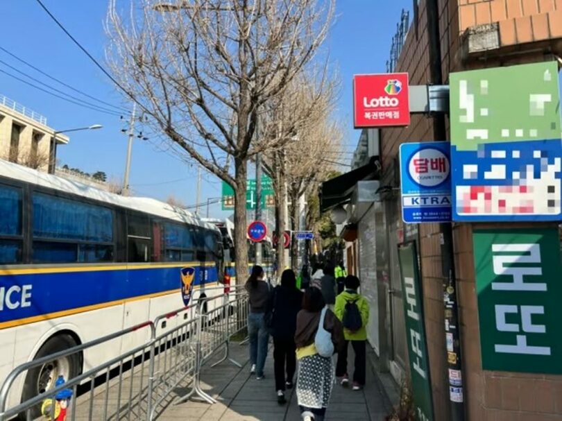7日午前9時ごろのソウル市鍾路区にある憲法裁判所の向かい側の歩道の様子。観光客は多くなかった(c)MONEYTODAY