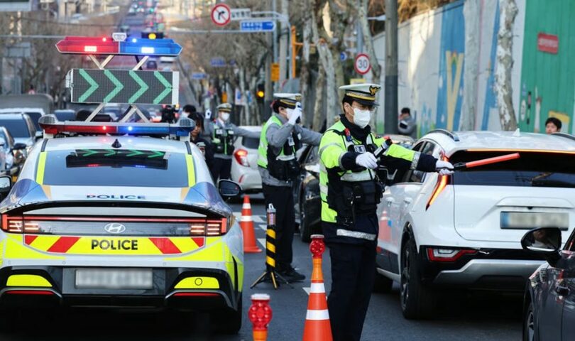 ソウル市陽川区の小学校前で実施された飲酒運転の特別取り締まり(c)news1