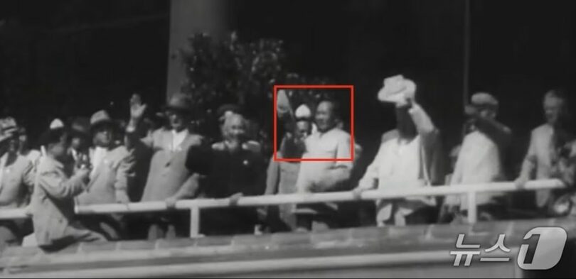 1959年10月1日、中国建国10周年を記念する閲兵式で、天安門楼上に立つ毛沢東（赤枠）。右にホー・チ・ミン、左にフルシチョフ。キム・イルソンは毛沢東の左から4番目に並んだ＝ユーチューブ映像(c)news1