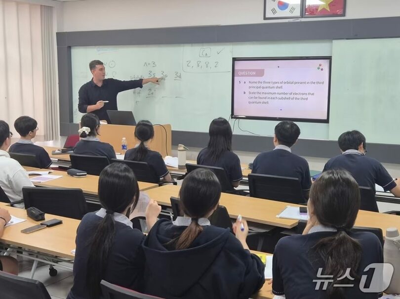 9月9日、ベトナム・ホーチミン市の韓国国際学校で、英語を母語とする教員による化学の選択授業を受ける高校生たち(c)news1