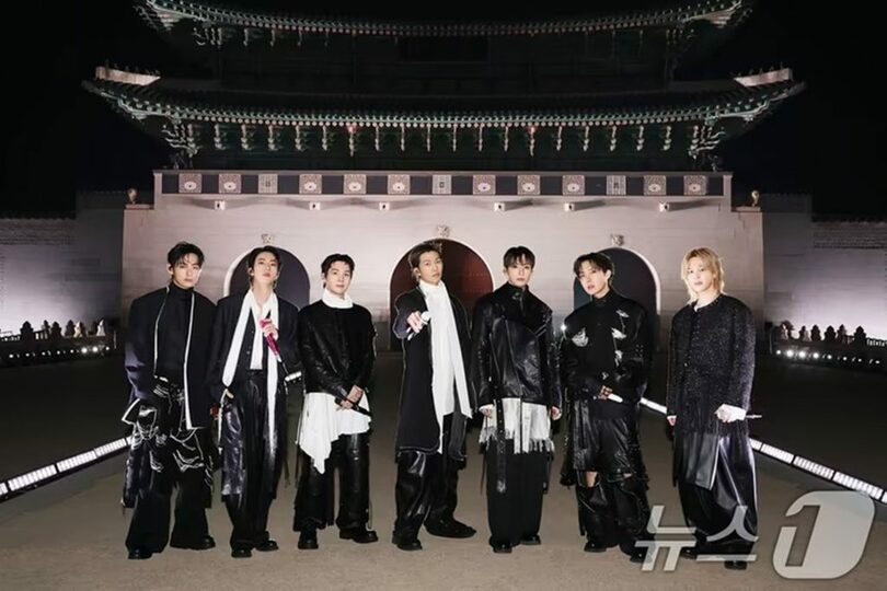 21日、ソウル市鍾路区の光化門広場で復帰公演を前にポーズを取る韓国のグループ「BTS（防弾少年団）」メンバー(c)news1