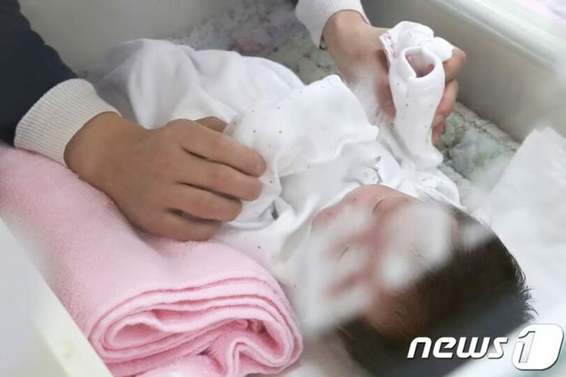 ソウル市内の乳児一時保護施設で、職員が子どもたちの世話をしている＝写真は記事の内容と関係ありません(c)news1