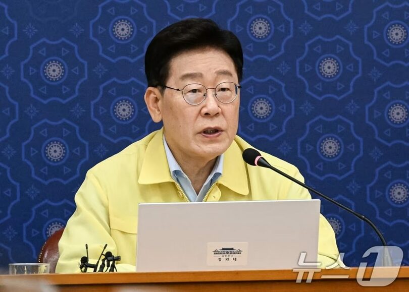 イ・ジェミョン（李在明）大統領が27日、ソウルの韓国外務省庁舎で開かれたネパール洪水対応の緊急会議で発言している＝2026年8月27日(c)news1