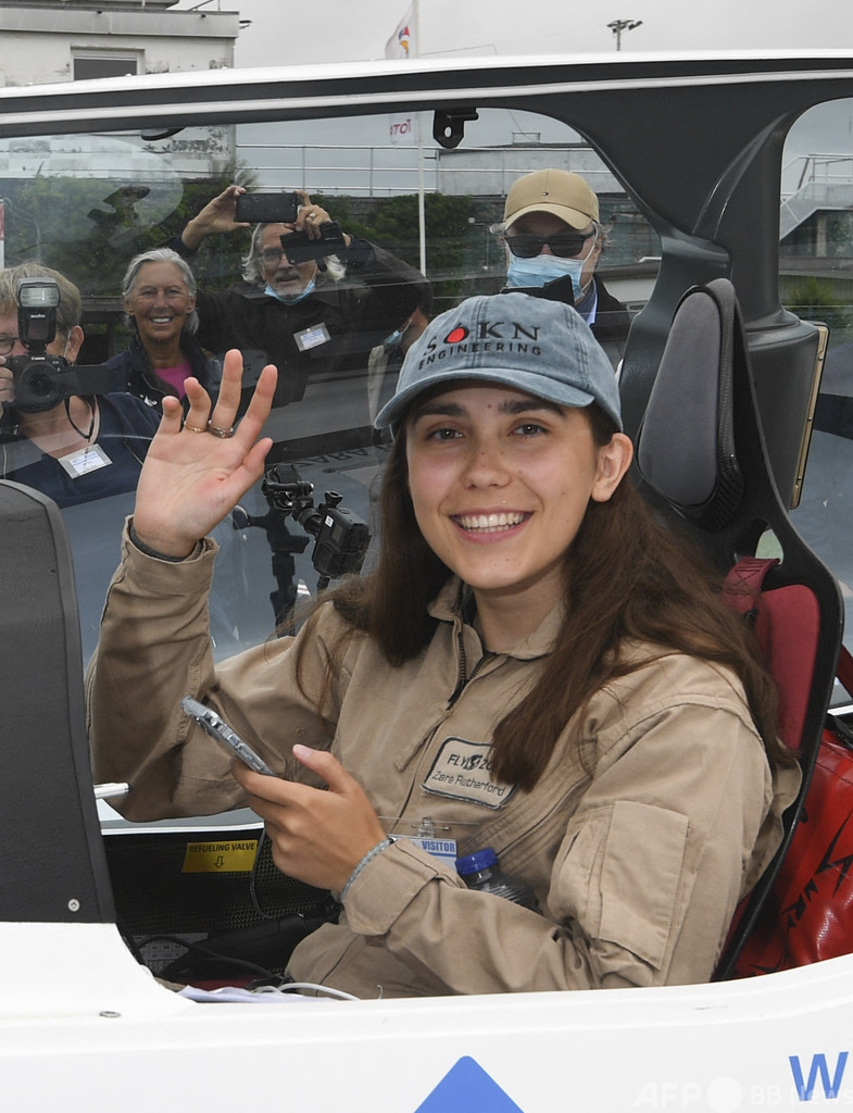 ベルギーの19歳、世界一周飛行を開始 女性最年少の記録目指す