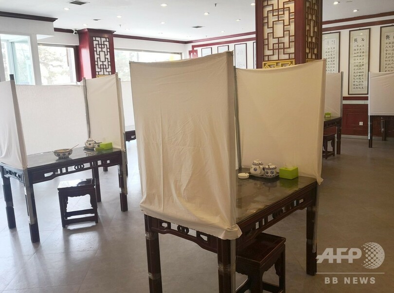 新型ウイルス対策としてテーブルを囲って「個室」にした甘粛の牛肉麺店