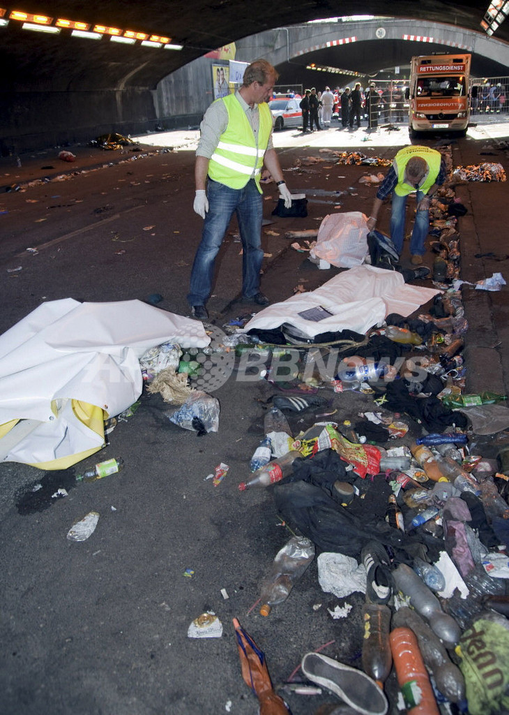 ドイツの音楽イベントで観客多数が転倒、死傷者多数