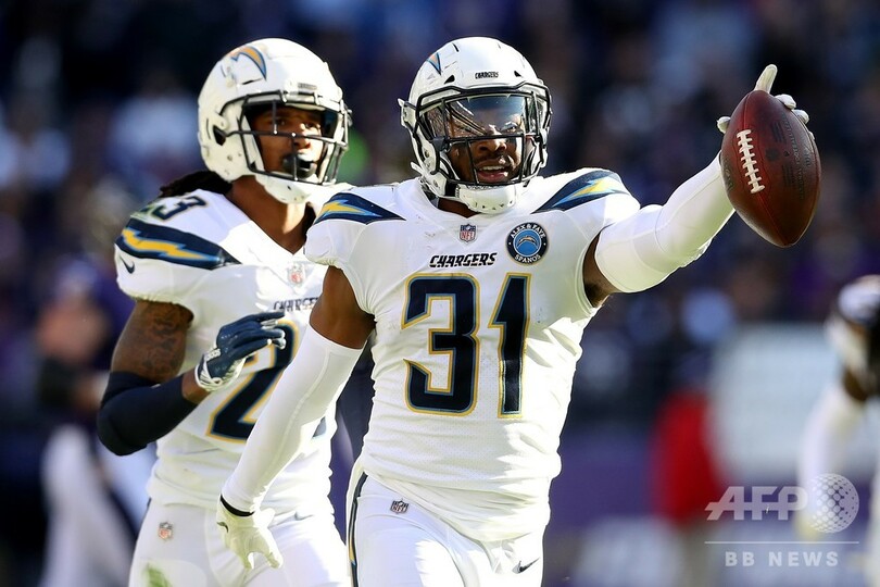 イーグルスとチャージャーズが接戦制し準決勝へ、NFLプレーオフ