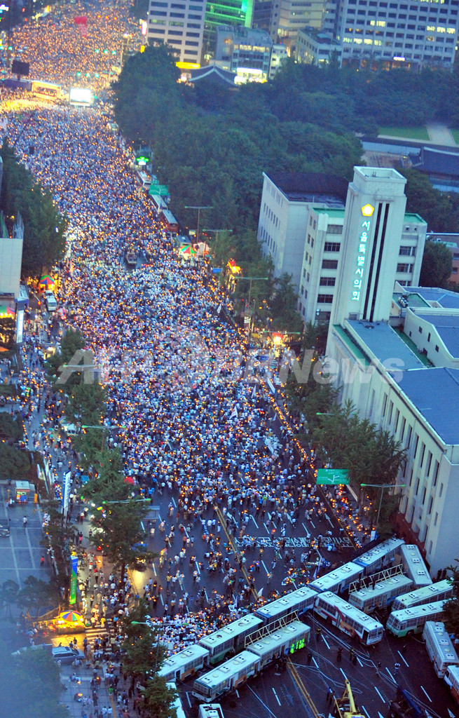 韓国、牛肉問題解決と大統領退陣求め5万人以上がデモ