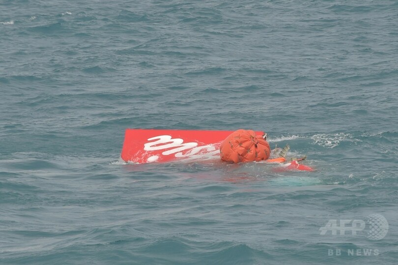 エアアジア機の尾部、海面に引き揚げ