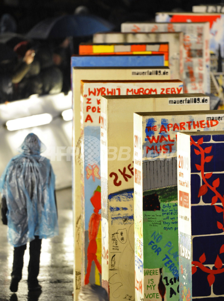 「ベルリンの壁」崩壊20年を祝う巨大ドミノ倒し