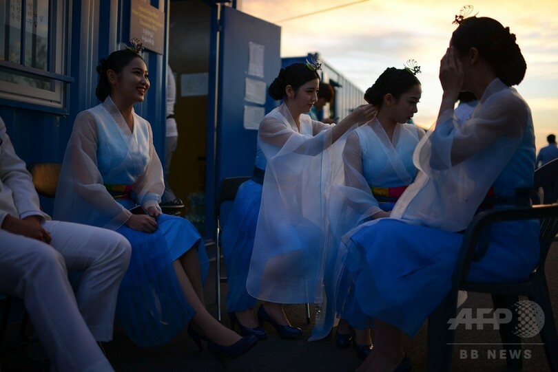 北の美女軍団に対抗、韓国の「メダル授与式ガールズ」 アジア大会