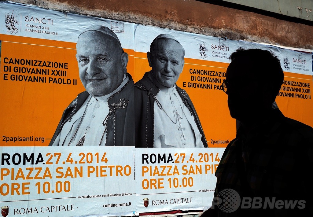 法王の巨大十字架が倒壊、下敷きの男性死亡 イタリア 法王の巨大十字架が倒壊、下敷きの男性死亡 イタリア