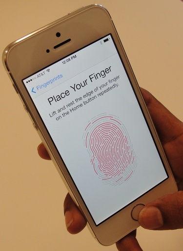 廉価版」iPhone5C、中国市場で約7万円 高過ぎと不満 写真2枚 国際