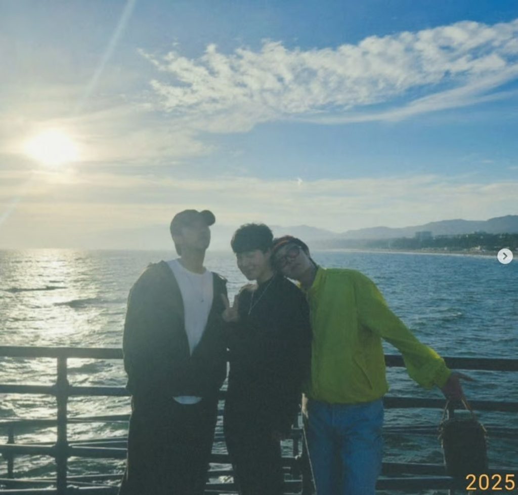 BTSジミン「おじさんっぽいかな」 RM＆J-HOPEと海での休暇に笑い誘う