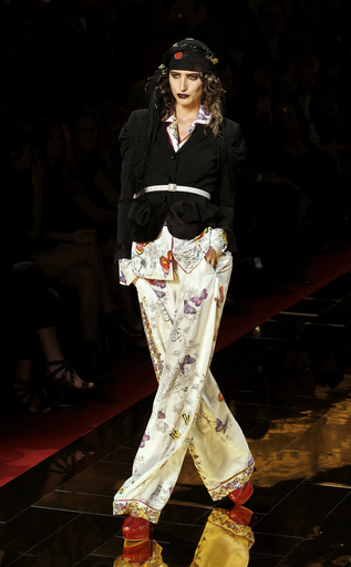 11年春夏パリコレクション＞ジョン・ガリアーノ、新作を発表 写真28枚