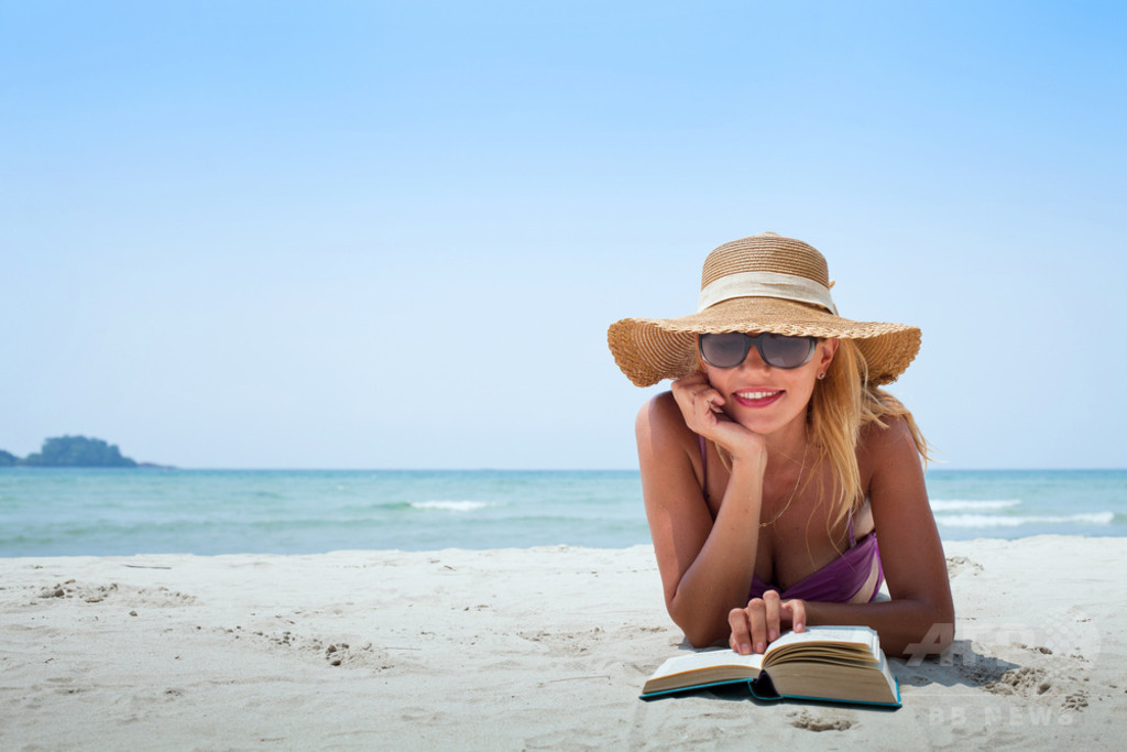 欧州の旅行者、休暇中の楽しみは今も「読書」 欧州の旅行者、休暇中の楽しみは今も「読書」
