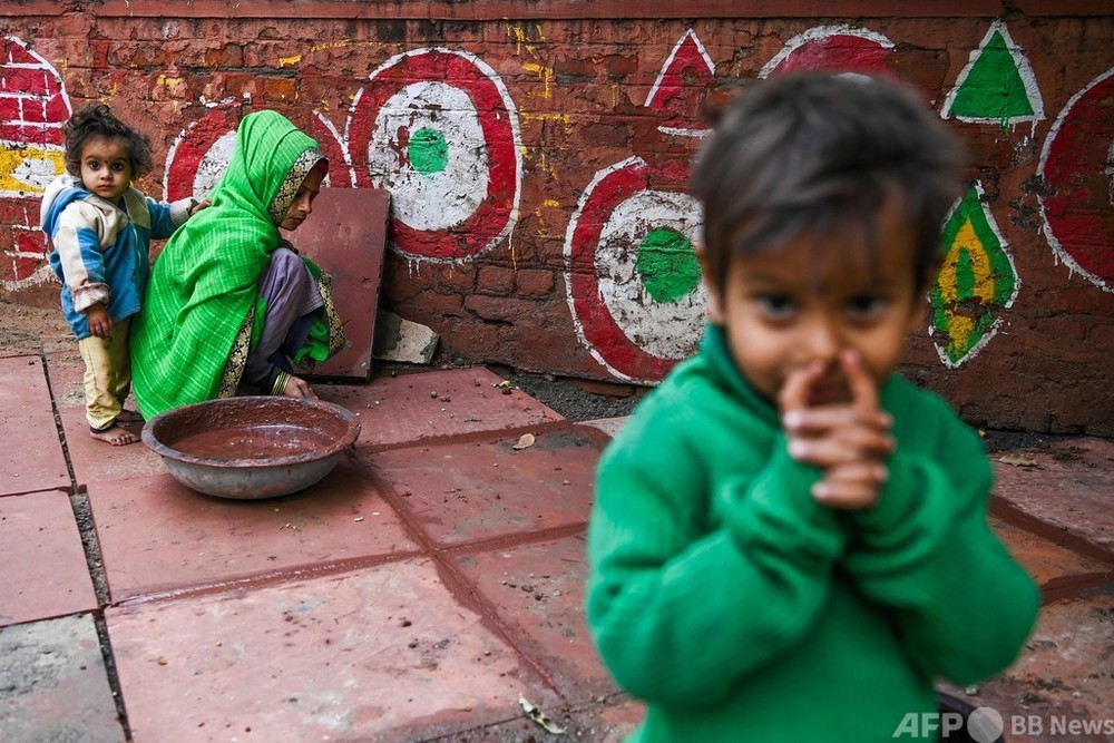 仕事まだ終わらないかな 働く母の横でポーズ インド 写真5枚 国際ニュース Afpbb News