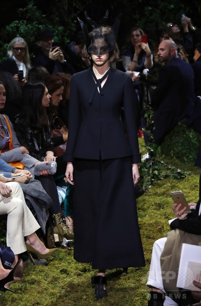 キウリによる初の「ディオール」オートクチュール、ファッション界から称賛