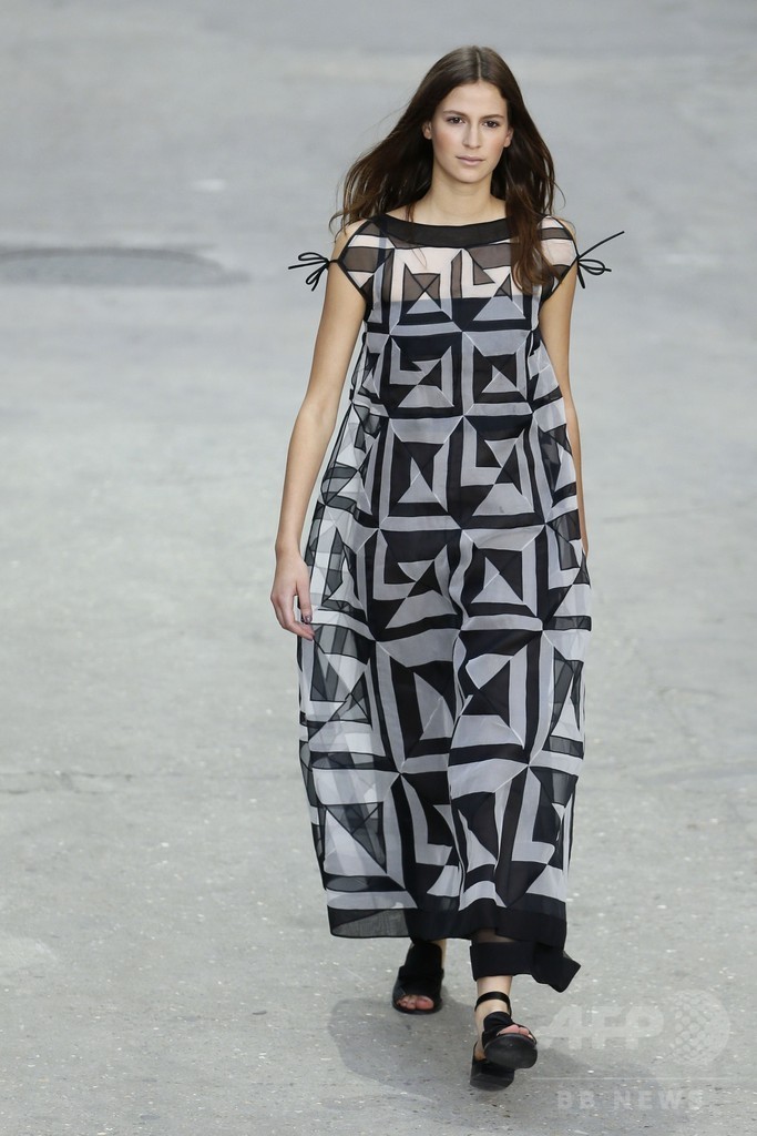 「戦争ではなくファッションを創ろう！」モデルらがデモ行進、「シャネル」15年春夏