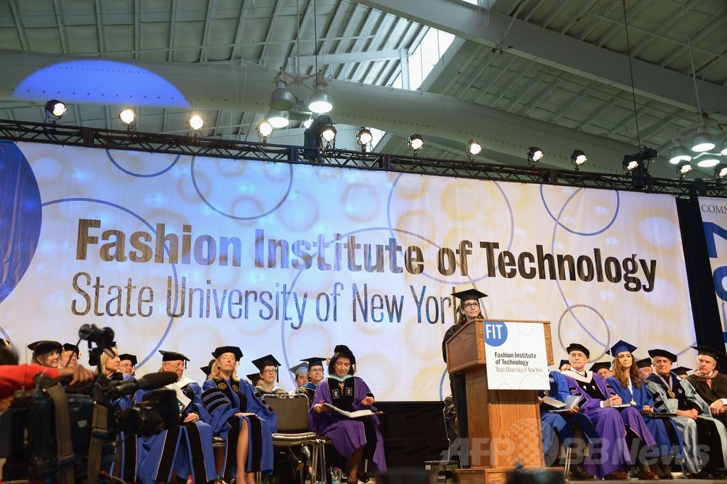 NYファッション工科大学卒業式にクリスチャン・ルブタン、ボビイ・ブラウンら出席