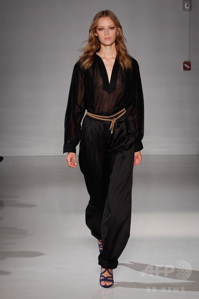 膝下丈のスカートでエレガントに、「ジル・スチュアート」15年春夏