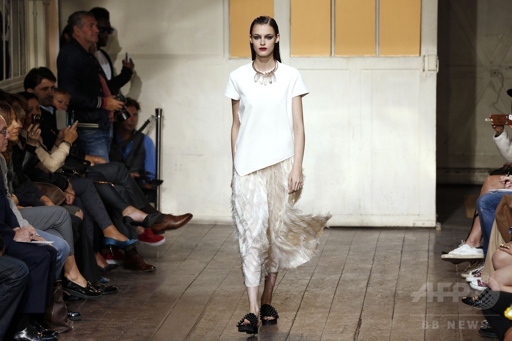 丁寧なテイラリングにプリーツで動きを、「セドリック・シャルリエ」15年春夏