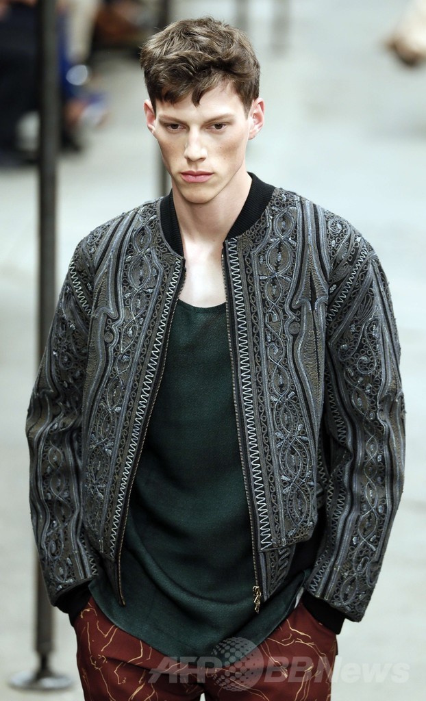 ルーズなシルエットを小物使いでアレンジ、「ドリス ヴァン ノッテン」15年春夏メンズ