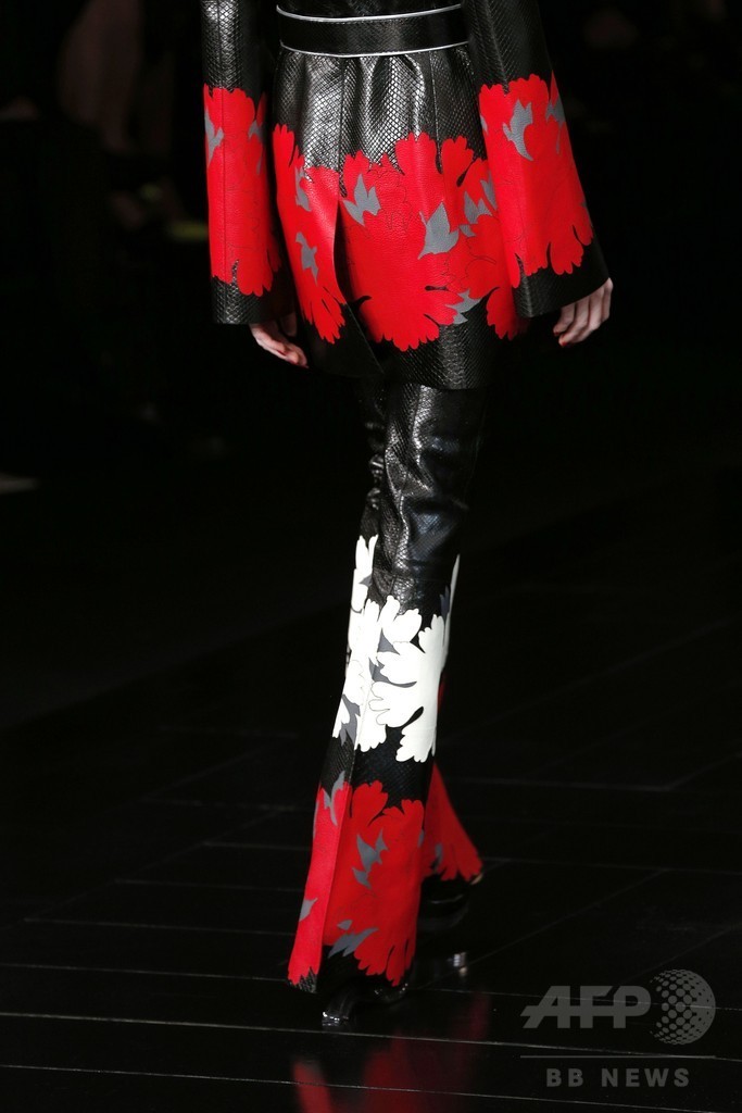 アンティークの着物をモチーフに、「アレキサンダー・マックイーン」15年春夏 