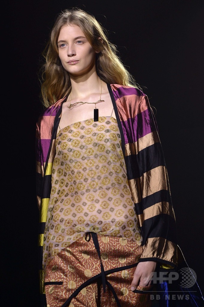 緑に映える多彩なテキスタイル、「ドリス ヴァン ノッテン」15年春夏