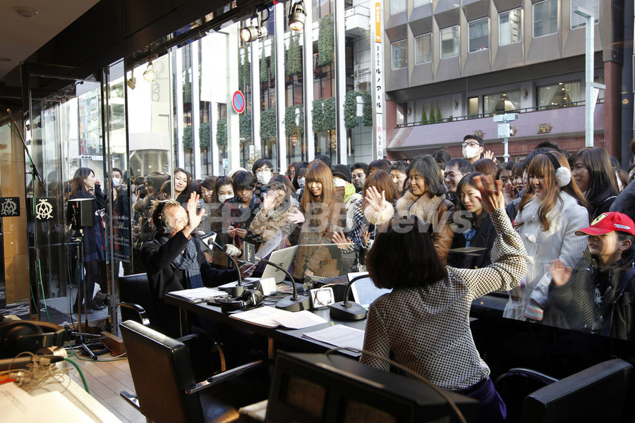 アルフレッド ダンヒル・銀座本店でラジオ公開生放送、多くのファンが殺到