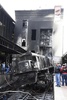 エジプトの首都カイロの駅で発生した、列車の衝突・火災事故の現場に集まった消防士ら（2019年2月27日撮影）。(c)AFP/Khaled DESOUKI