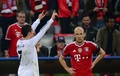サッカー欧州チャンピオンズリーグ2013-14（UEFA Champions League 2013-14）準決勝第2戦、バイエルン・ミュンヘン（Bayern Munich）対レアル・マドリード（Real Madrid）。バイエルン・ミュンヘンのアリエン・ロッベン（Arjen Robben、右）の隣でチーム4点目のゴールを喜ぶレアル・マドリードのクリスティアーノ・ロナウド（Cristiano Ronaldo、2014年4月29日撮影）。(c)AFP/JOHN MACDOUGALL