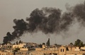 シリア北東部のトルコ国境沿いにあるラスアルアインで、トルコの爆撃により立ち上る煙（2019年10月9日撮影）。(c)Delil SOULEIMAN / AFP