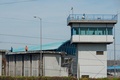 エクアドル・グアヤキルのリトラル刑務所で、屋根の上を歩く受刑者（2021年9月28日撮影）。(c)Fernando Mendez / AFP