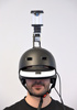 フランスの首都パリ（Paris）で4日、周囲360度を見渡すことができるヘルメット型装置「FlyViz」の試作品が公開された。フランス国立情報学自動制御研究所（Institut National de Recherche en Informatique et en Automatique、INRIA）で披露された「FlyViz」をかぶると、リアルタイムで周囲の様子を360度見渡せる。こうした装置は「FlyViz」が初めて。

写真は、フランス国立情報学自動制御研究所で公開された「FlyViz」（2012年12月4日撮影）。(c)AFP/MIGUEL MEDINA