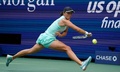 全米オープンテニス、女子シングルス決勝。リターンを狙うイガ・シフィオンテク（2022年9月10日撮影）。(c)TIMOTHY A. CLARY/ AFP