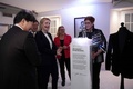 英中部リバプールのビートルズ・ストーリー博物館で各国外相とジョン・レノンさんの遺品を見る林芳正外相（左、2021年12月11日撮影）。(c)Christopher Furlong / POOL / AFP