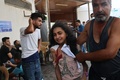 イスラエル軍の攻撃で負傷し、病院に連れて来られたパレスチナ人の少女。パレスチナ自治区ガザ地区南部ラファで（2023年10月12日撮影）。(c)SAID KHATIB / AFP