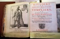 1751年に出版されたテンプル騎士団の歴史に関する書籍。ポーランドのポズナニ大学図書館で（2021年12月22日撮影）。(c)JANEK SKARZYNSKI / AFP