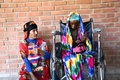 イエメン・ホデイダの病院で治療を受ける栄養不良の18歳の女性（右）と付き添う母親（2016年10月25日撮影）。(c)AFP