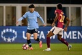 女子サッカー欧州チャンピオンズリーグ、グループD、マンチェスター・シティ対FCバルセロナ。ボールを運ぶマンチェスター・シティの藤野あおば（左、2024年10月9日撮影）。(c)Paul ELLIS / AFP
