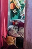 仏リヨンの路上で眠るホームレスの男性（2020年3月20日撮影）。(c)PHILIPPE DESMAZES / AFP