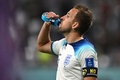 ドーハのハリーファ国際スタジアムで行われたサッカーW杯カタール大会で、差別反対のメッセージが書かれたFIFA公認の腕章を着用したイングランド主将のハリー・ケイン（2022年11月21日撮影）。(c)Paul ELLIS / AFP
