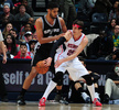 14-15NBA、アトランタ・ホークス対サンアントニオ・スパーズ。サンアントニオ・スパーズのティム・ダンカンのマークを受けるアトランタ・ホークスのカイル・コーバー（2015年3月22日撮影）。(c)AFP/Getty Images/NBAE/Scott Cunningham