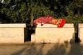インドの首都ニューデリーで寝ているホームレスの男性（2022年1月29日撮影）。(c)SAJJAD HUSSAIN / AFP